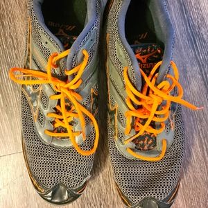 Size 13 Mens Sneakers  lightweight MIZUNO